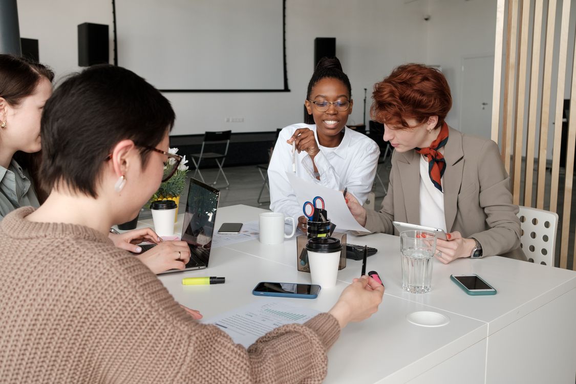 Frauen besprechen gemeinsam Unterlagen und Ideen