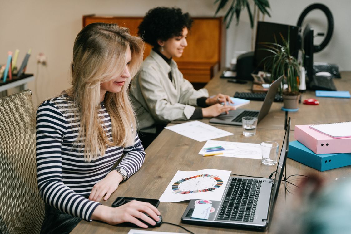 Zwei Frauen arbeiten gemeinsam an kreativen Projekten