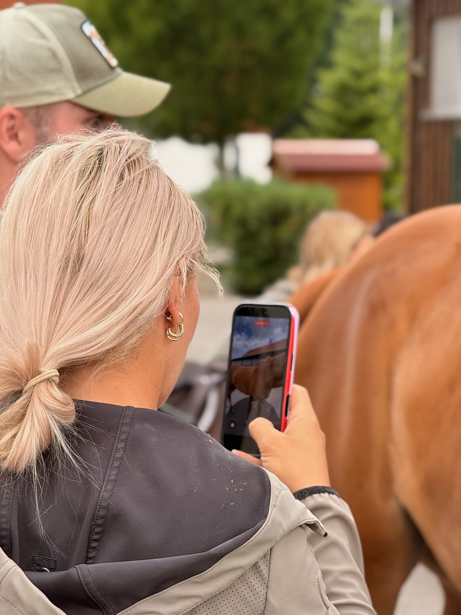 Content-Produktion mit dem Smartphone am Pferdestall
